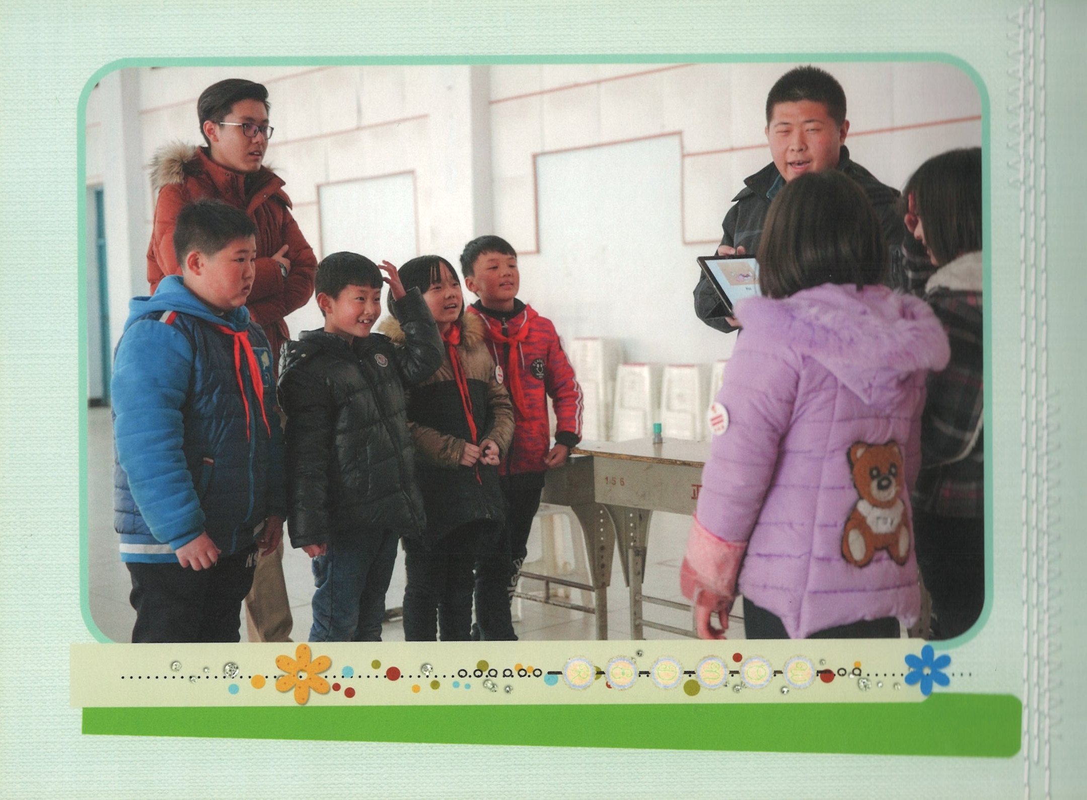 志愿者陪伴学生完成练习